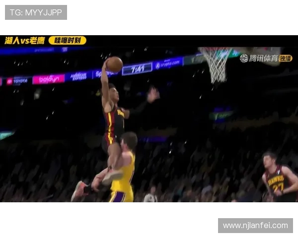 里弗斯展现速度优势快速反击无视防守轻松上篮得分